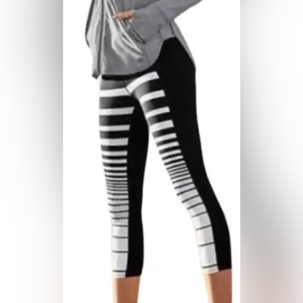 LIKE NEW Athleta Sonar Stripe Capri Leggings Womens Small